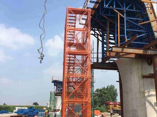 安全爬梯梯笼是正常建筑或者桥梁施工中代替脚手架的一种安全性产品